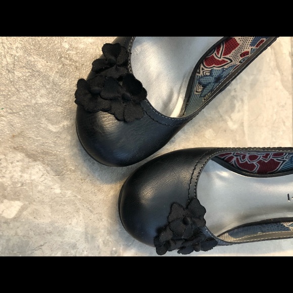 Adorable Black Heels - Picture 2 of 2